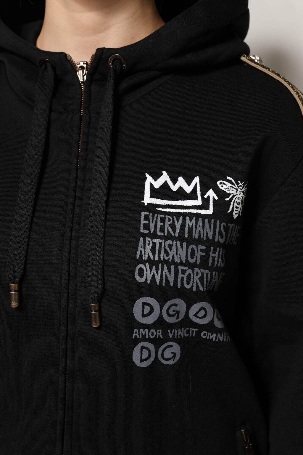 Sweatshirt à capuche noir Dolce & Gabbana avec logo, veste zippée complète en tissu doux, style décontracté et élégant.