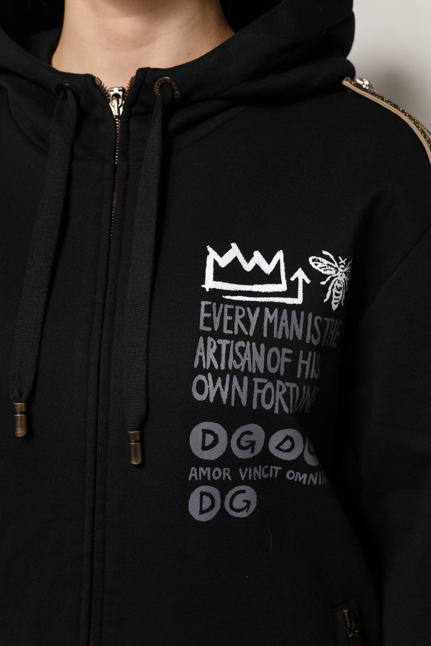 Sweatshirt à capuche noir Dolce & Gabbana avec logo, veste zippée complète en tissu doux, style décontracté et élégant.