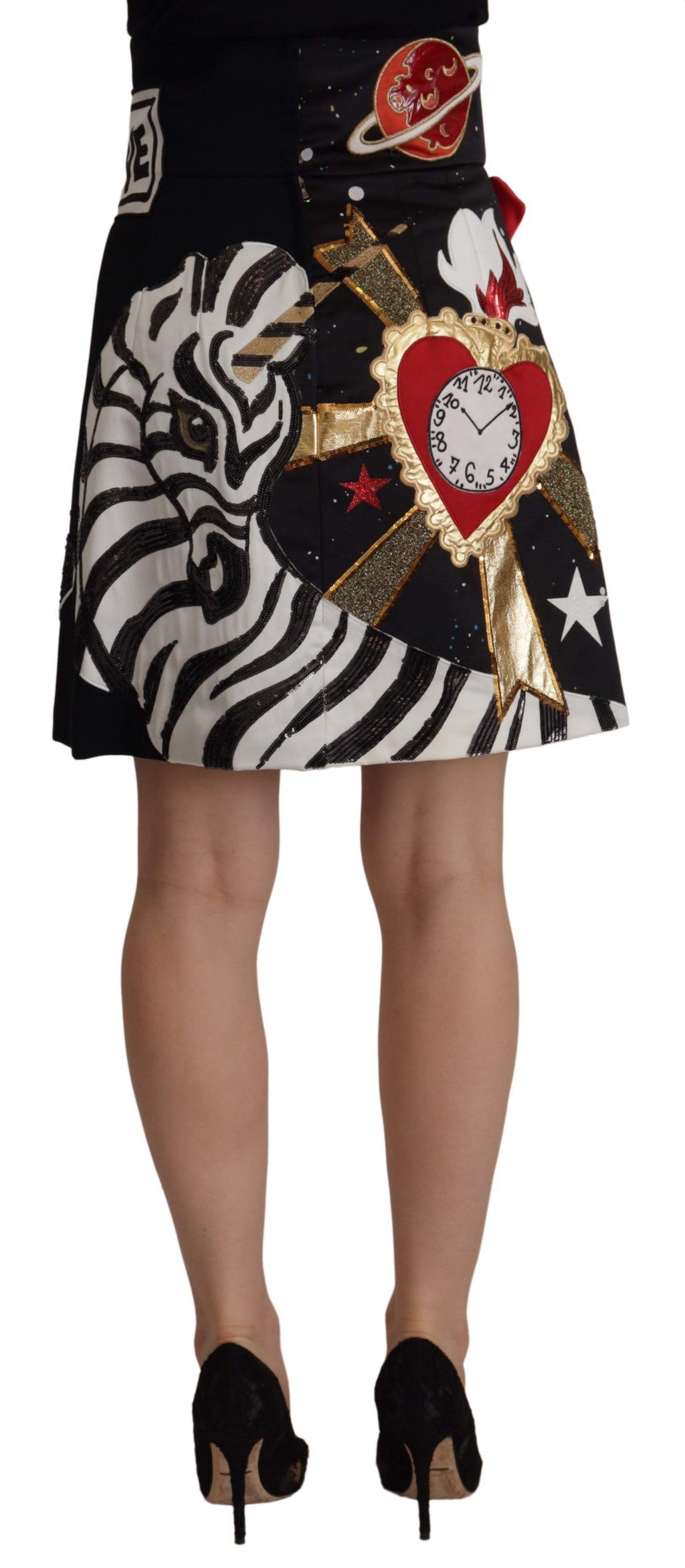 Jupe piano noire Dolce & Gabbana avec sequins, style Love Clock, vue de face sur la scène.
