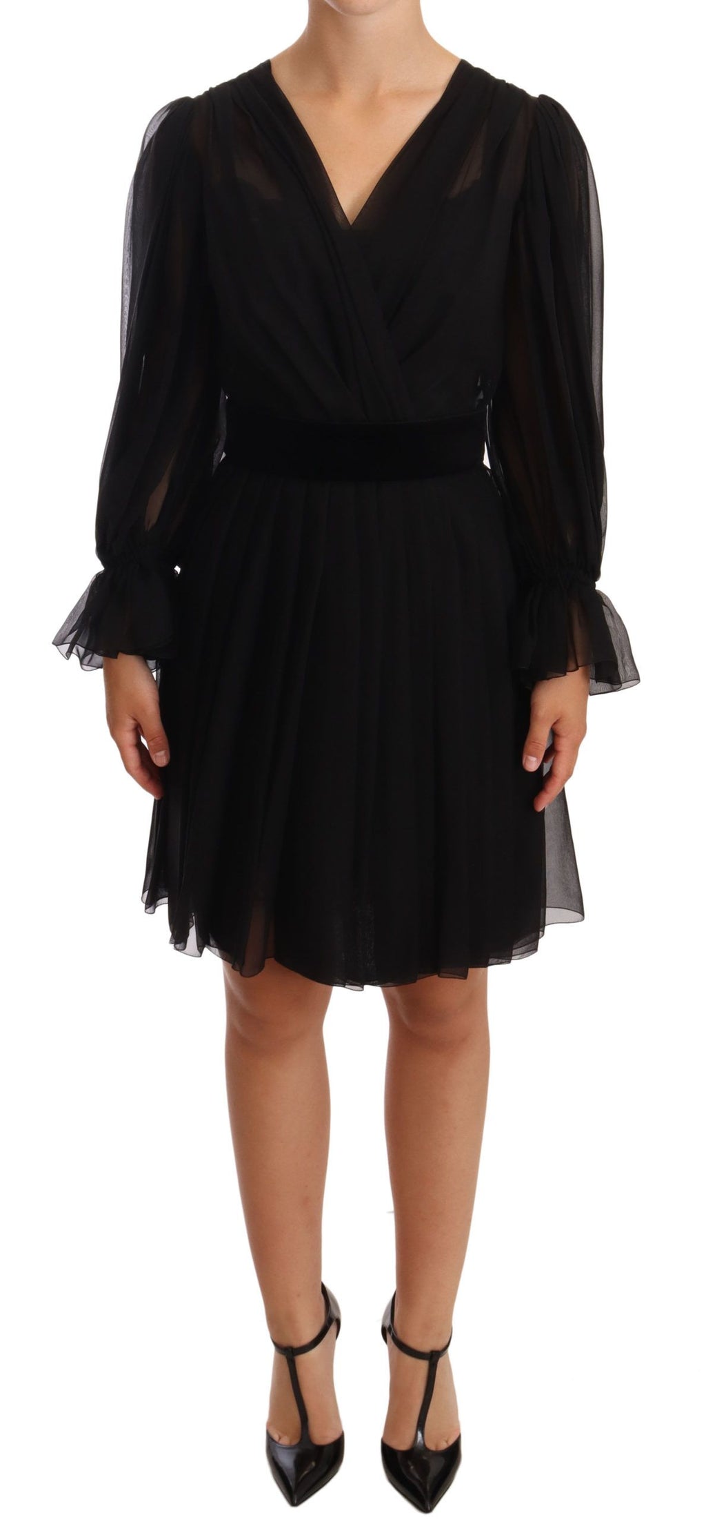 Robe courte en maille noire en soie plissée stretch de Dolce & Gabbana, détail élégant et silhouette raffinée.