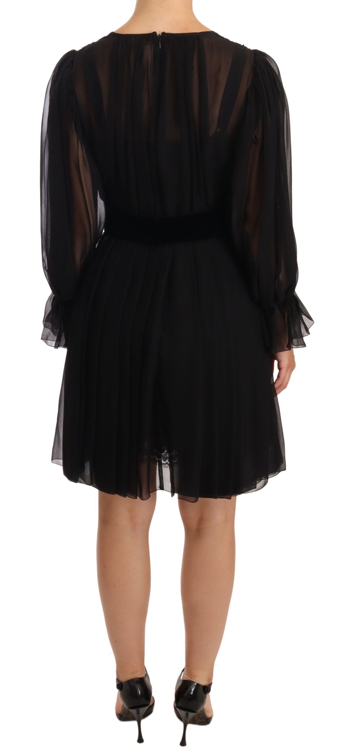 Robe courte en tulle noir en mesh, plissée en soie extensible, de la marque Dolce & Gabbana, portée sur mannequin.