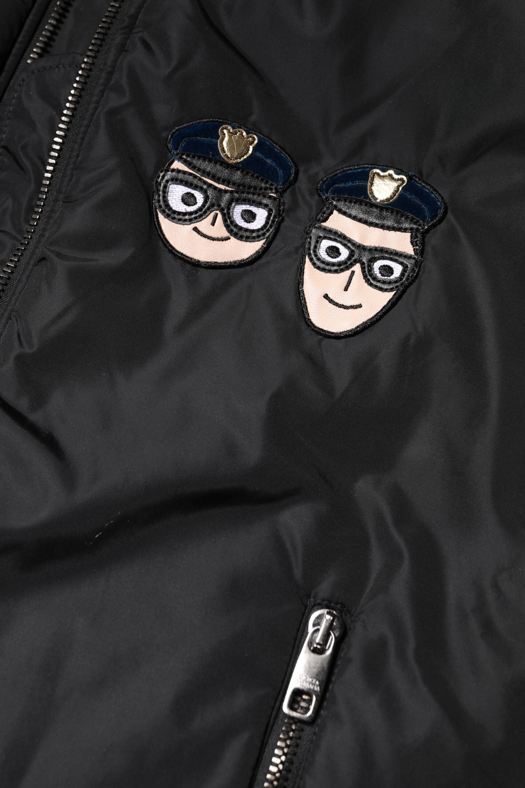 Veste bomber noire en nylon Dolce & Gabbana, zip intégral et style élégant, portée sur un mannequin.