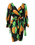 Robe courte en soie noire à imprimé ananas Dolce & Gabbana, wrap, avec décolleté en V et détails élégants.