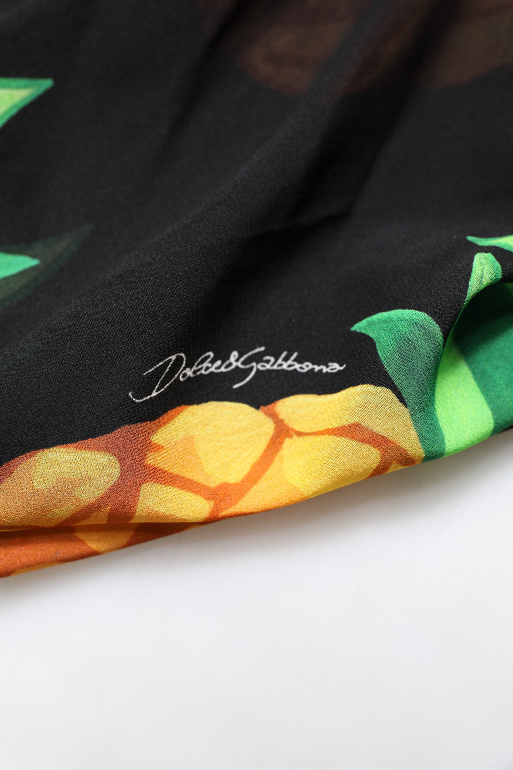 Robe courte en soie noire avec motif ananas Dolce & Gabbana, coupe fluide et élégante, parfait pour une tenue sophistiquée.