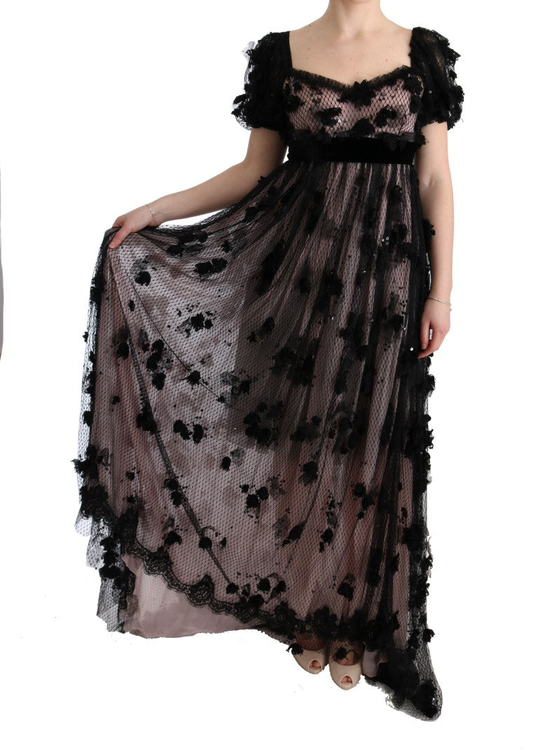 Robe courte en soie noire et rose avec appliqués Dolce & Gabbana, style shift, vue de face sur mannequin.