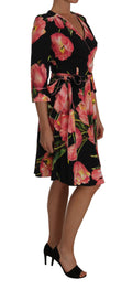 Robe Dolce & Gabbana noire à imprimé tulipe rose, coupe évasée, en tissu stretch, élégante et moderne.