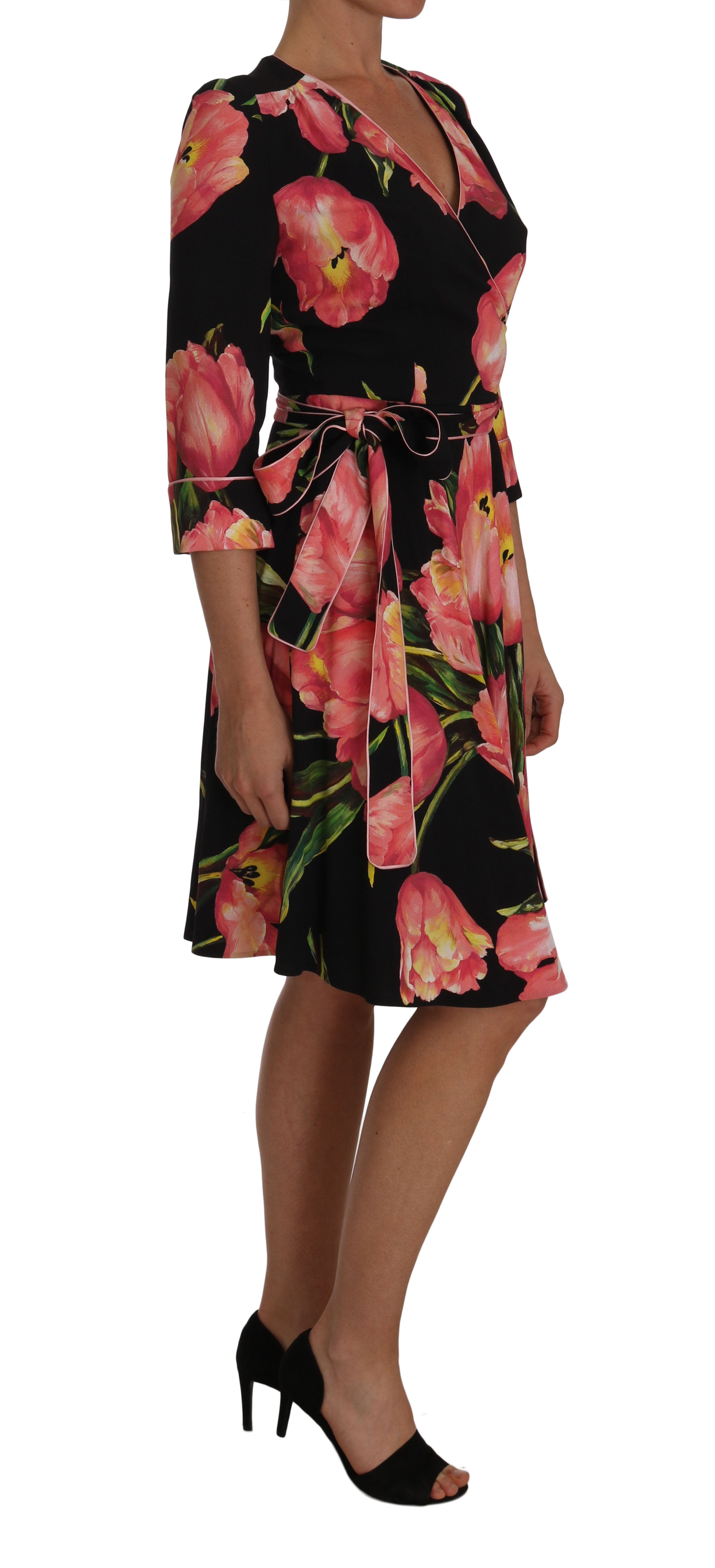 Robe Dolce & Gabbana noire à imprimé tulipe rose, coupe évasée, en tissu stretch, élégante et moderne.