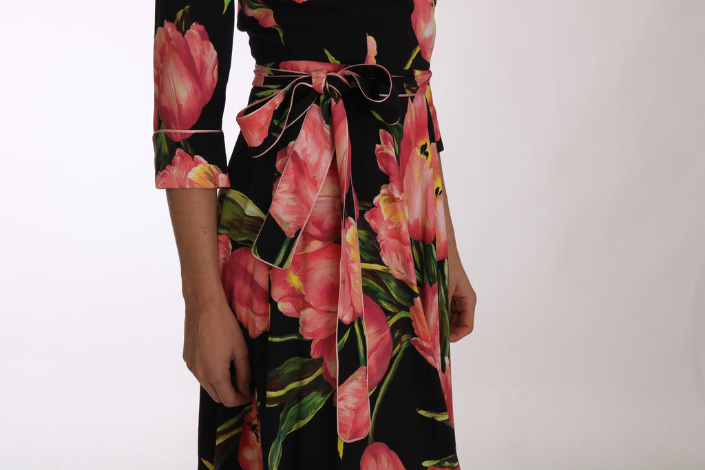 Robe Dolce & Gabbana noire et rose à imprimé tulipe, ajustée et extensible, vue de face.