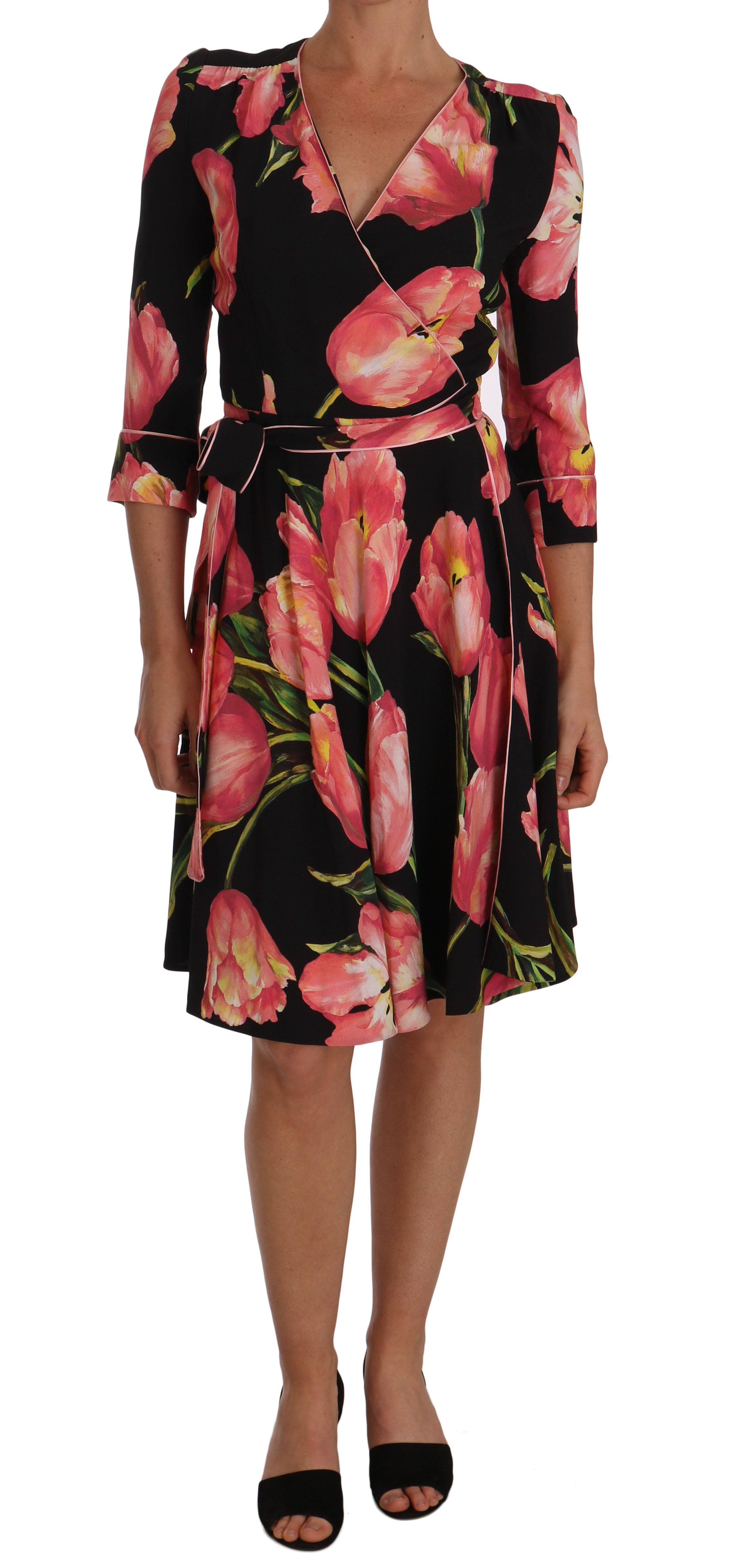 Robe Dolce & Gabbana noire à impression de tulipes roses, robe droite en tissu stretch, vue de face sur mannequin.