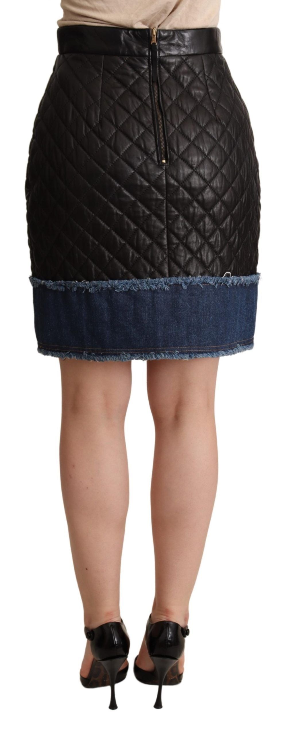Mini jupe en cuir matelassé noir de Dolce & Gabbana, style élégant et tendance, visible avec détails de couture raffinés.