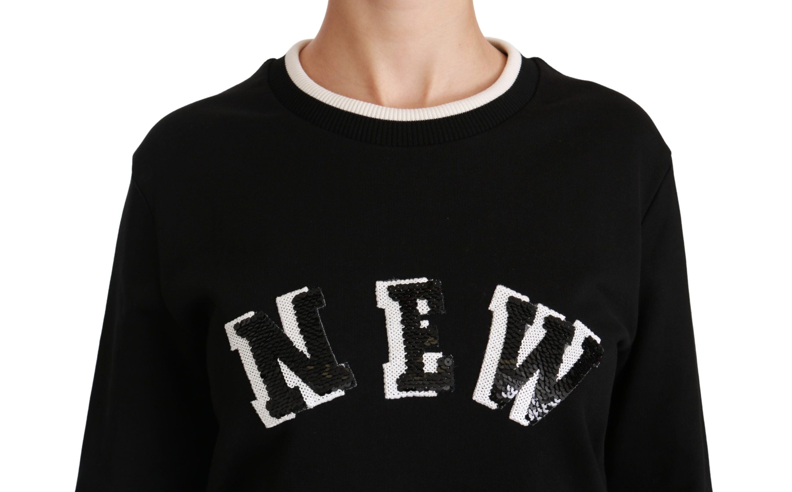 Pull Dolce & Gabbana Rinascimento noir, style #DGmillennials, en laine douce avec motifs colorés, porté sur un mannequin.
