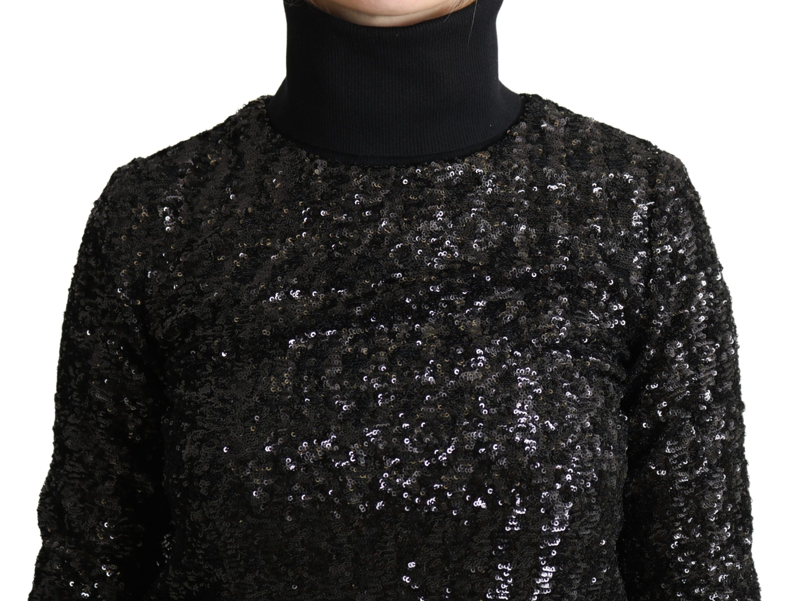 Pull noir Dolce & Gabbana en maille à sequins avec col roulé, élégant et chic, visible avec détails brillants en image.
