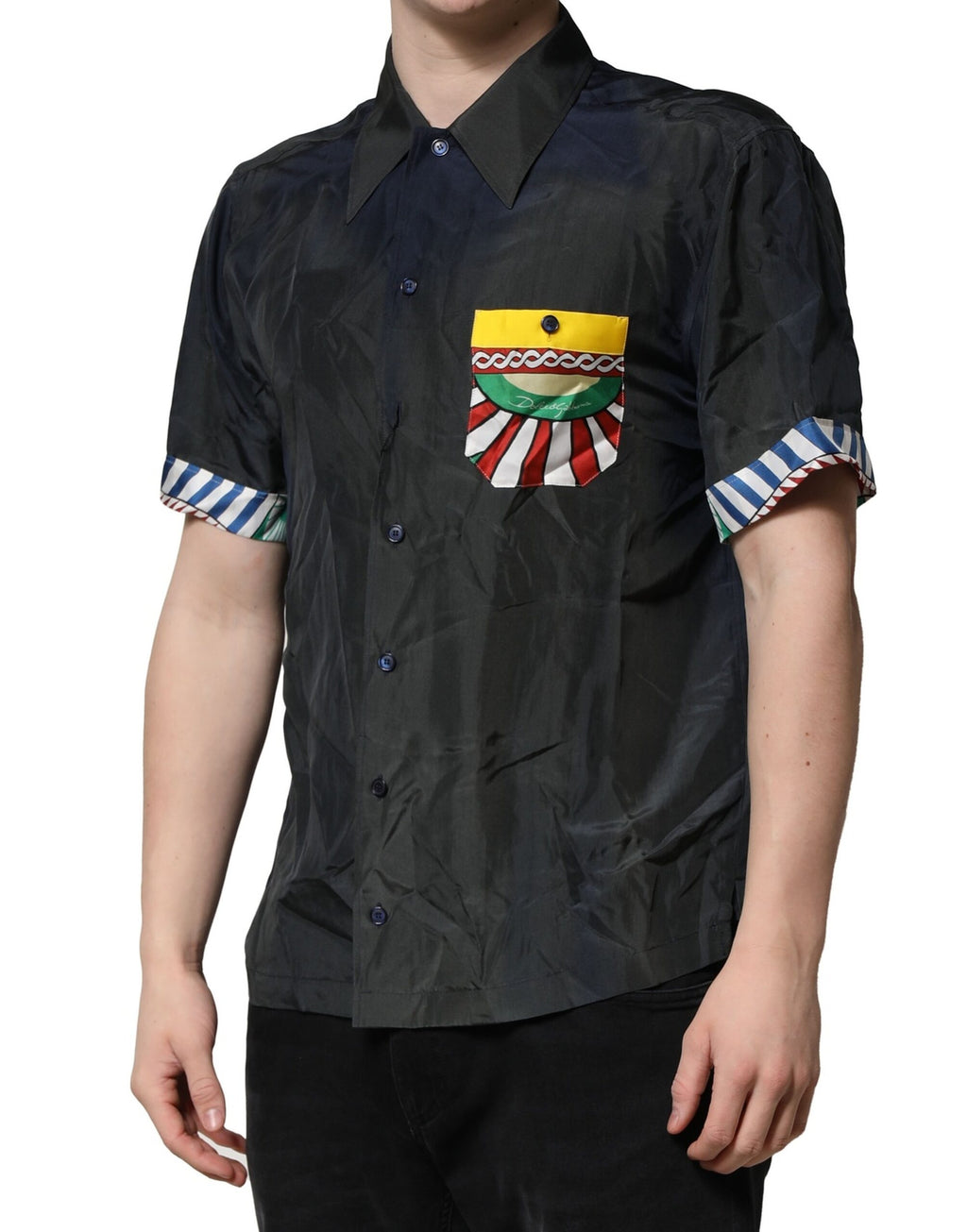 Chemise masculine Dolce & Gabbana en soie noire à manches courtes, style décontracté et élégante.