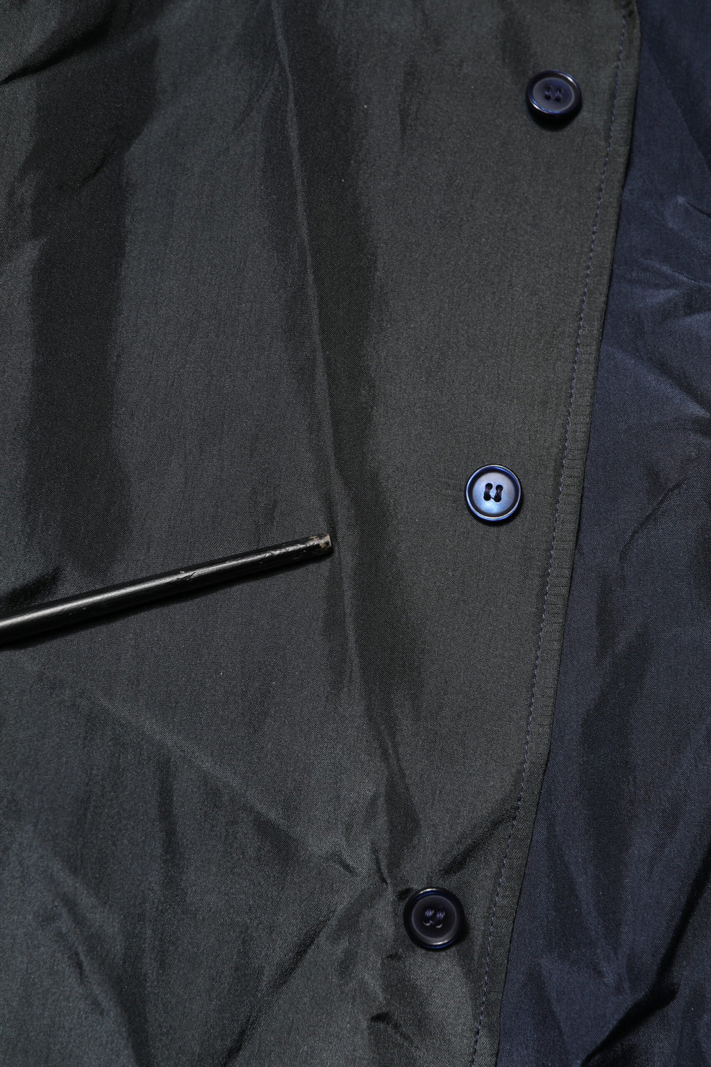 Chemise homme Dolce & Gabbana en soie noire à manches courtes, style décontracté et élégant, vue de face.