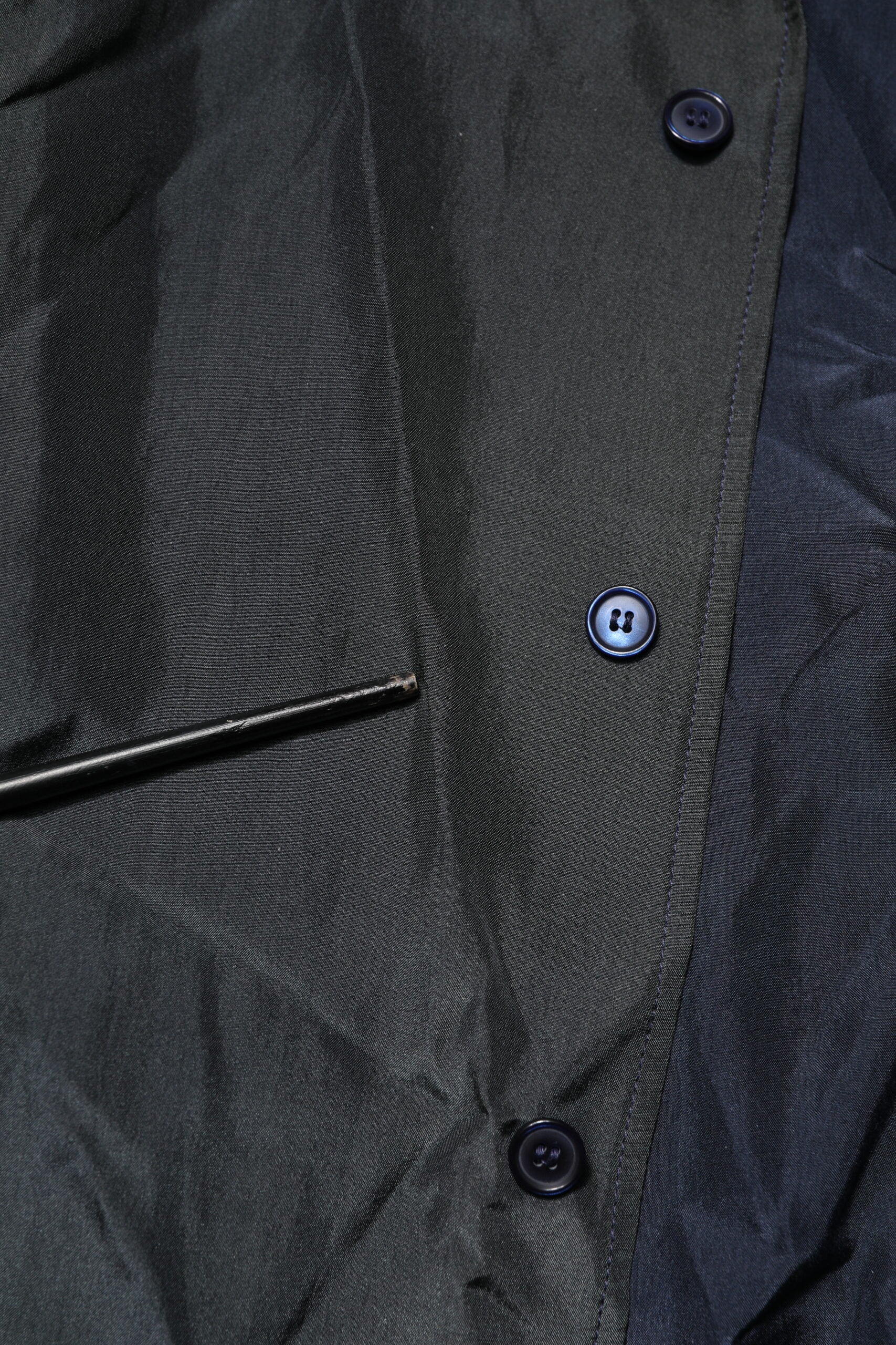 Chemise homme Dolce & Gabbana en soie noire à manches courtes, style décontracté et élégant, vue de face.