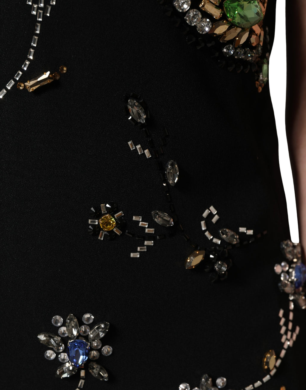 Robe sans manches noire Dolce & Gabbana avec broderies florales et embellissements de perles, élégante et sophistiquée.