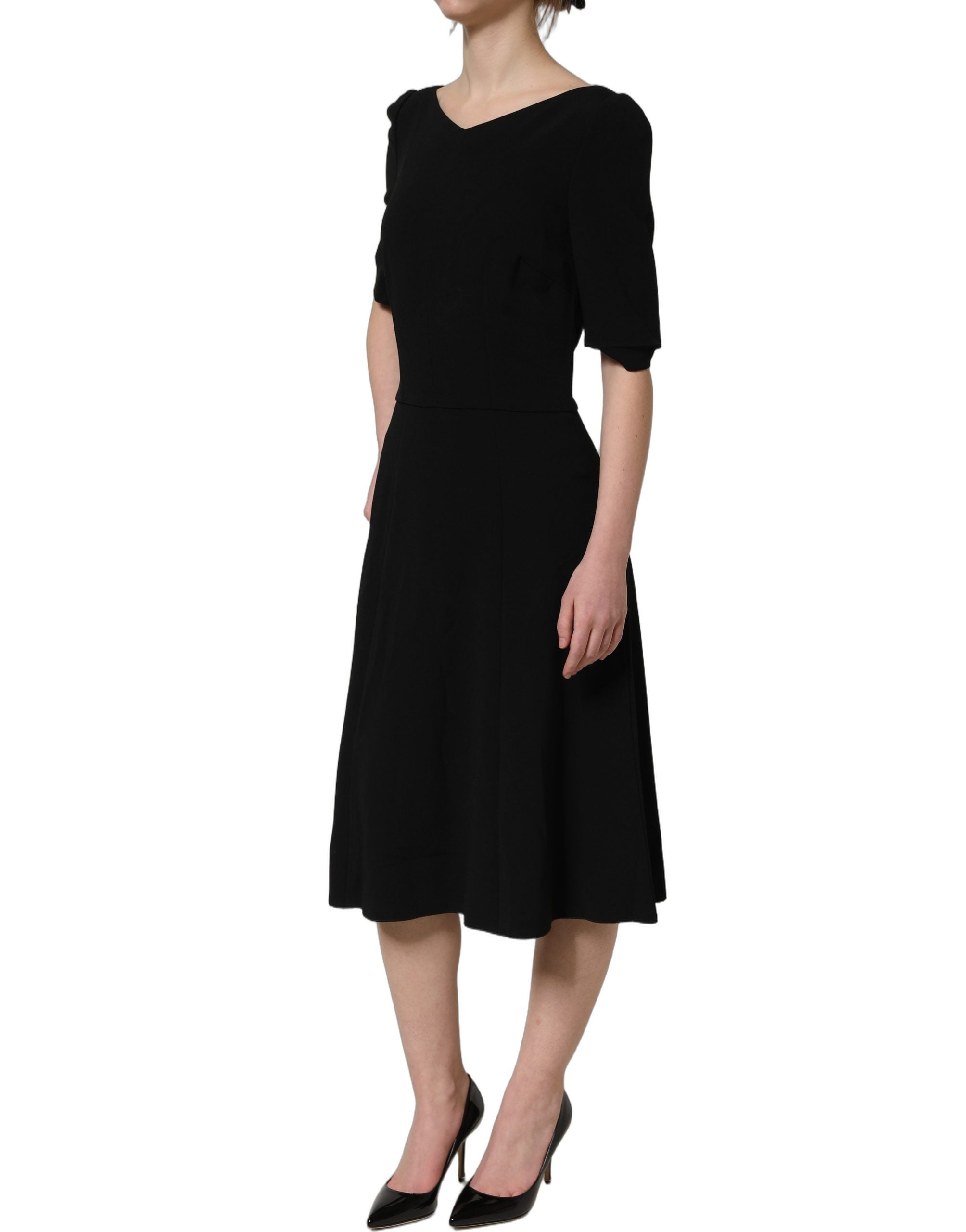 Robe midi à manches courtes en viscose noire de Dolce & Gabbana, coupe en A élégante et fluide.