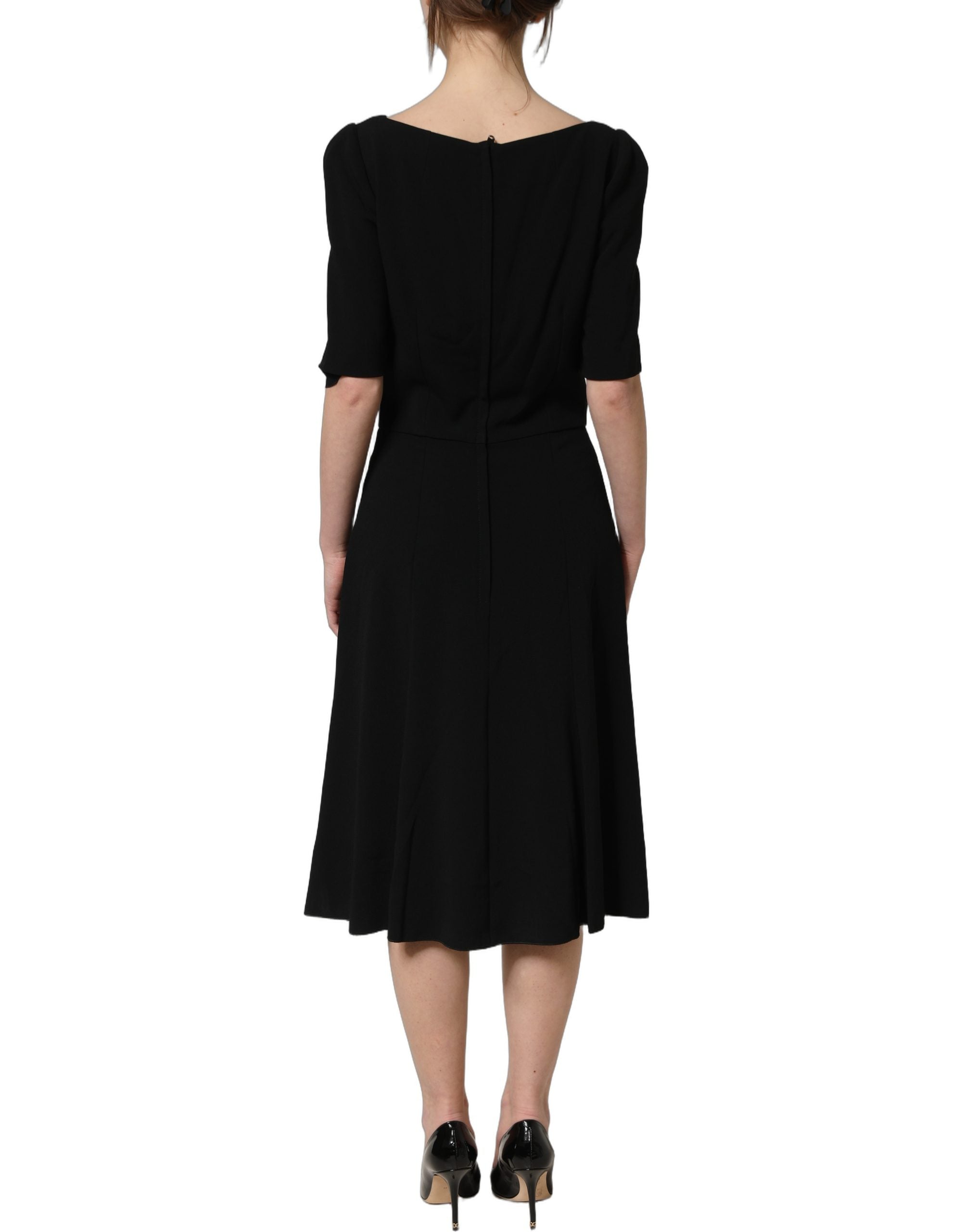 Robe midi noire en viscose à manches courtes de Dolce & Gabbana, coupe en A élégante et fluide, vue de face.