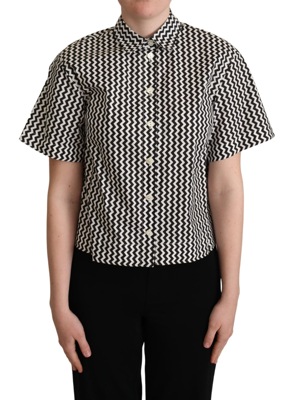 Chemise en coton Dolce & Gabbana à col zigzag noir et blanc, style élégant et moderne avec motif distinctif.