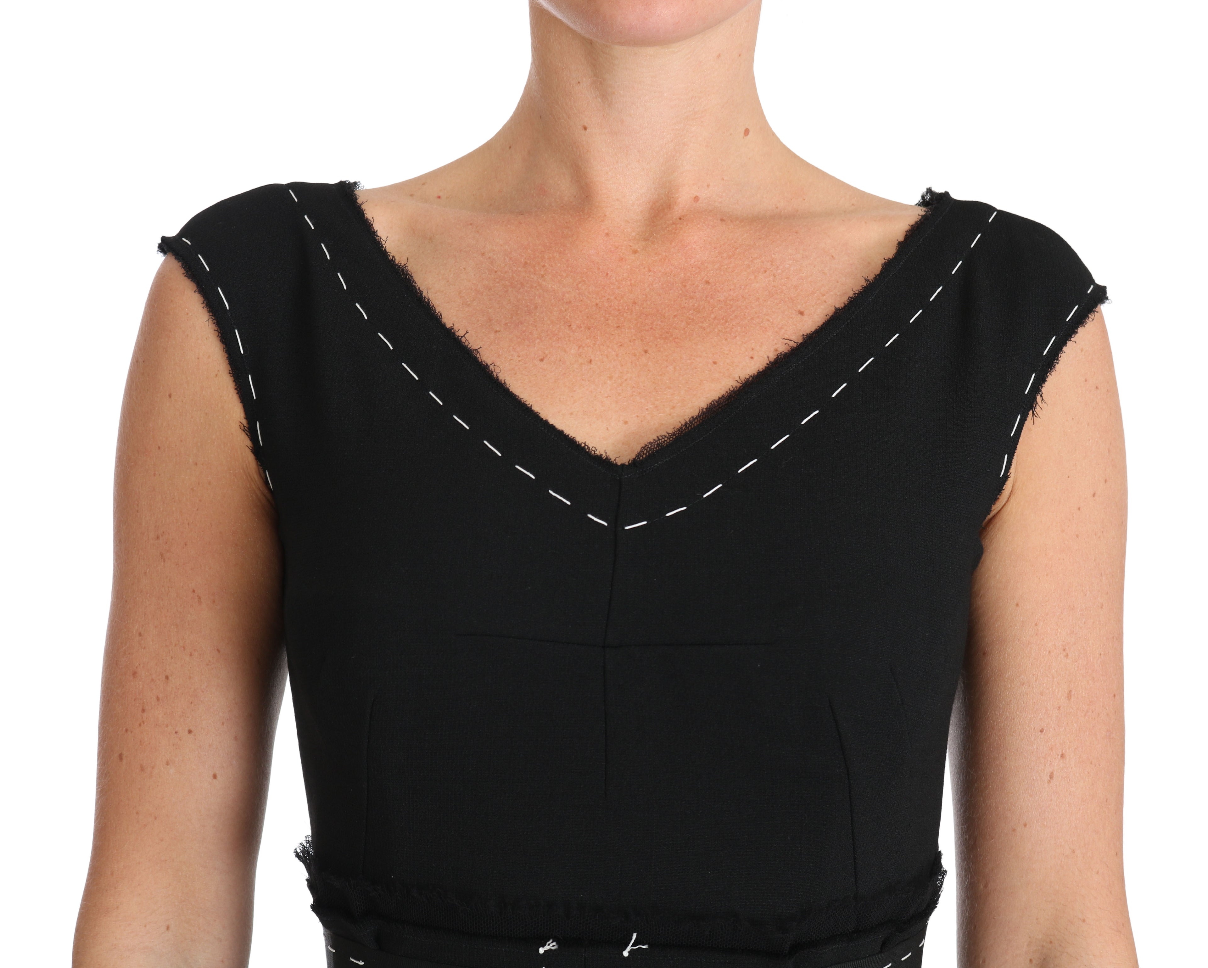 Robe fourreau noire en laine extensible Dolce & Gabbana, coupe évasée et élégante, vue de face.