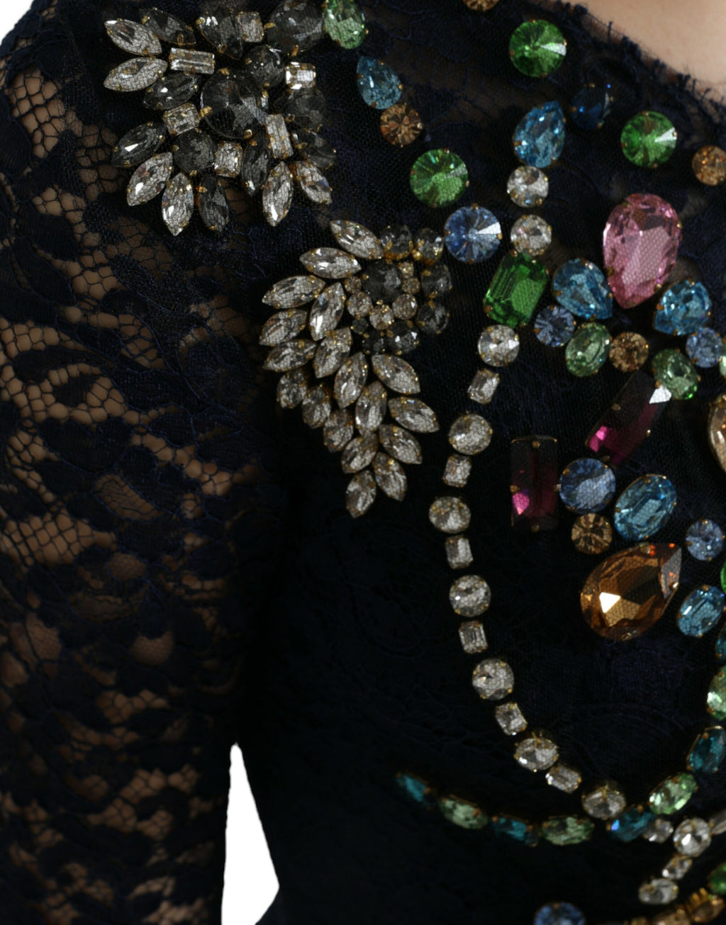 Robe longue Dolce & Gabbana en dentelle bleue ornée de cristaux et motifs floraux, élégante et sophistiquée.
