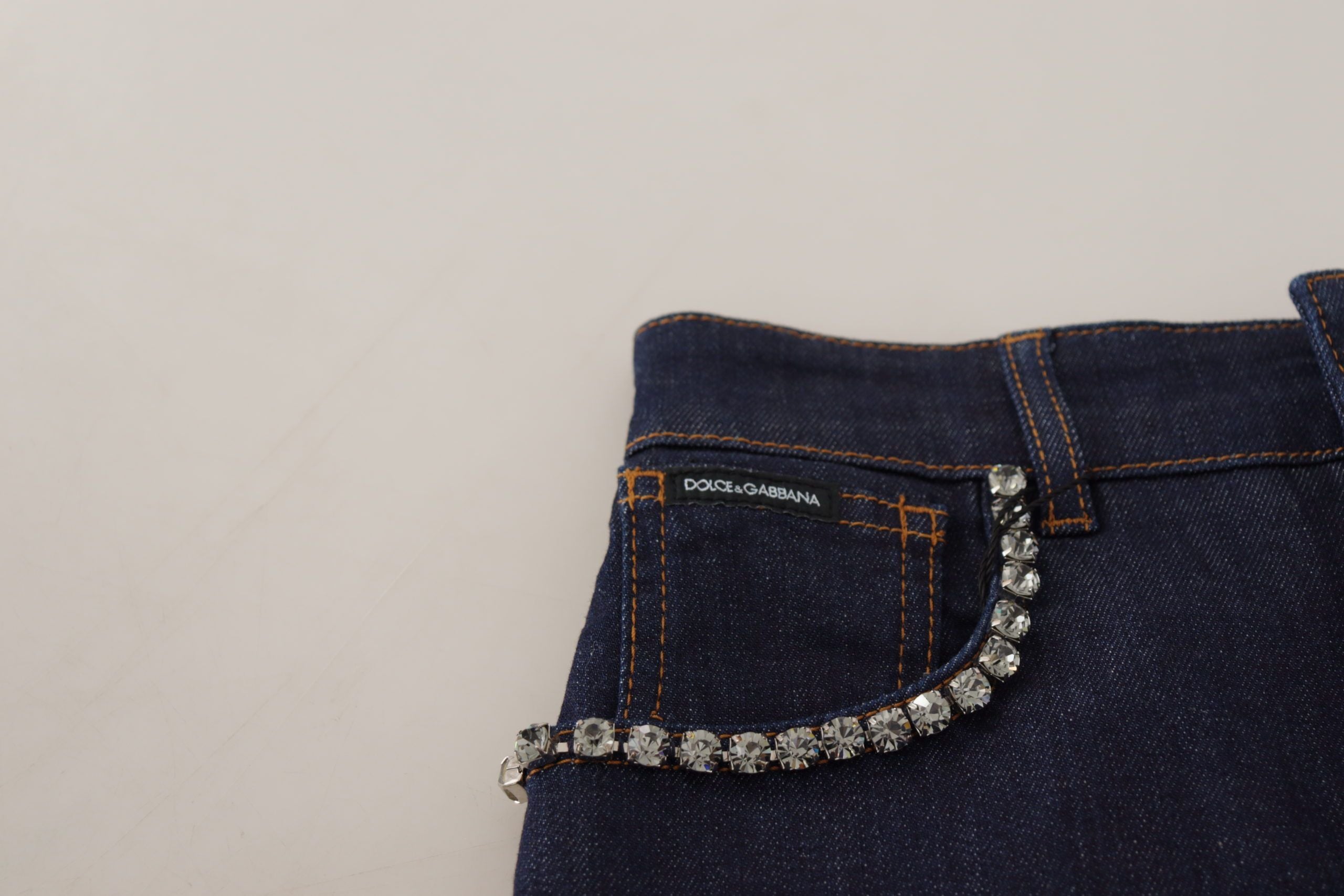 Shorts en denim bleu extensible Dolce & Gabbana avec cristaux, style hot pants, vêtement tendance pour femme.