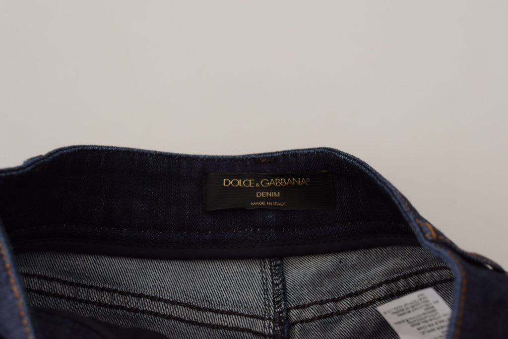 Shorts en denim bleu Dolce & Gabbana avec cristaux, coupe stretch, style chaud et tendance pour femmes.
