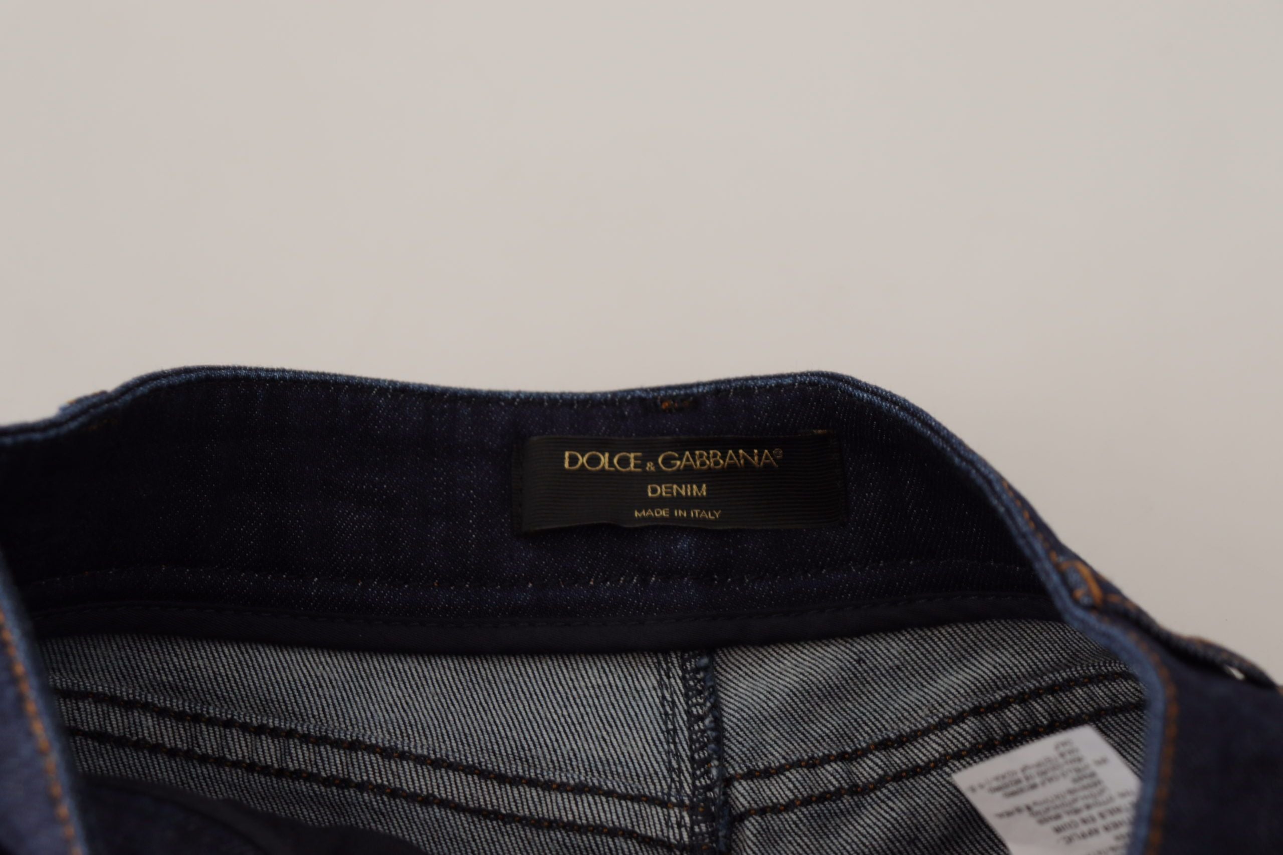 Shorts en denim bleu Dolce & Gabbana avec cristaux, coupe stretch, style chaud et tendance pour femmes.