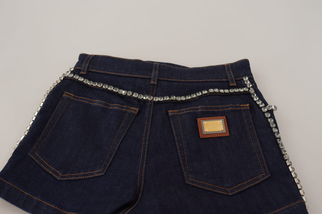 Short en denim bleu Dolce & Gabbana avec cristaux, coupe stretch, porté sur un mannequin.
