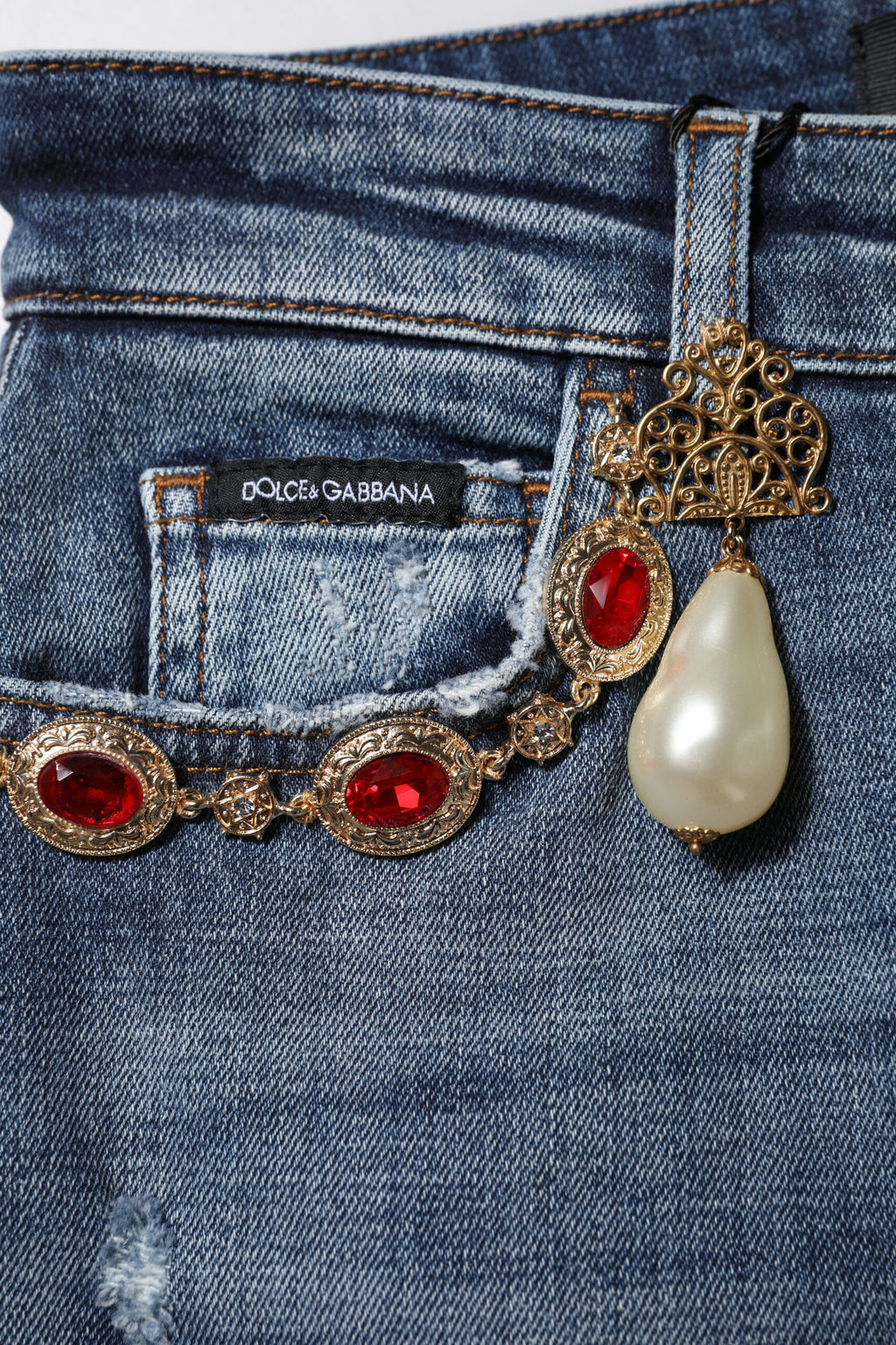 Jeans en denim bleu Dolce & Gabbana ornés de strass avec embellissements en strass, style élégant et tendance.