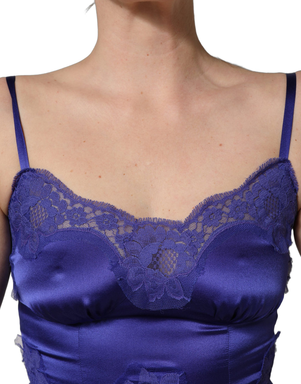 Robe longue sans manches Dolce & Gabbana en dentelle bleue avec jupe en forme d'A, détails élégants et finition raffinée.