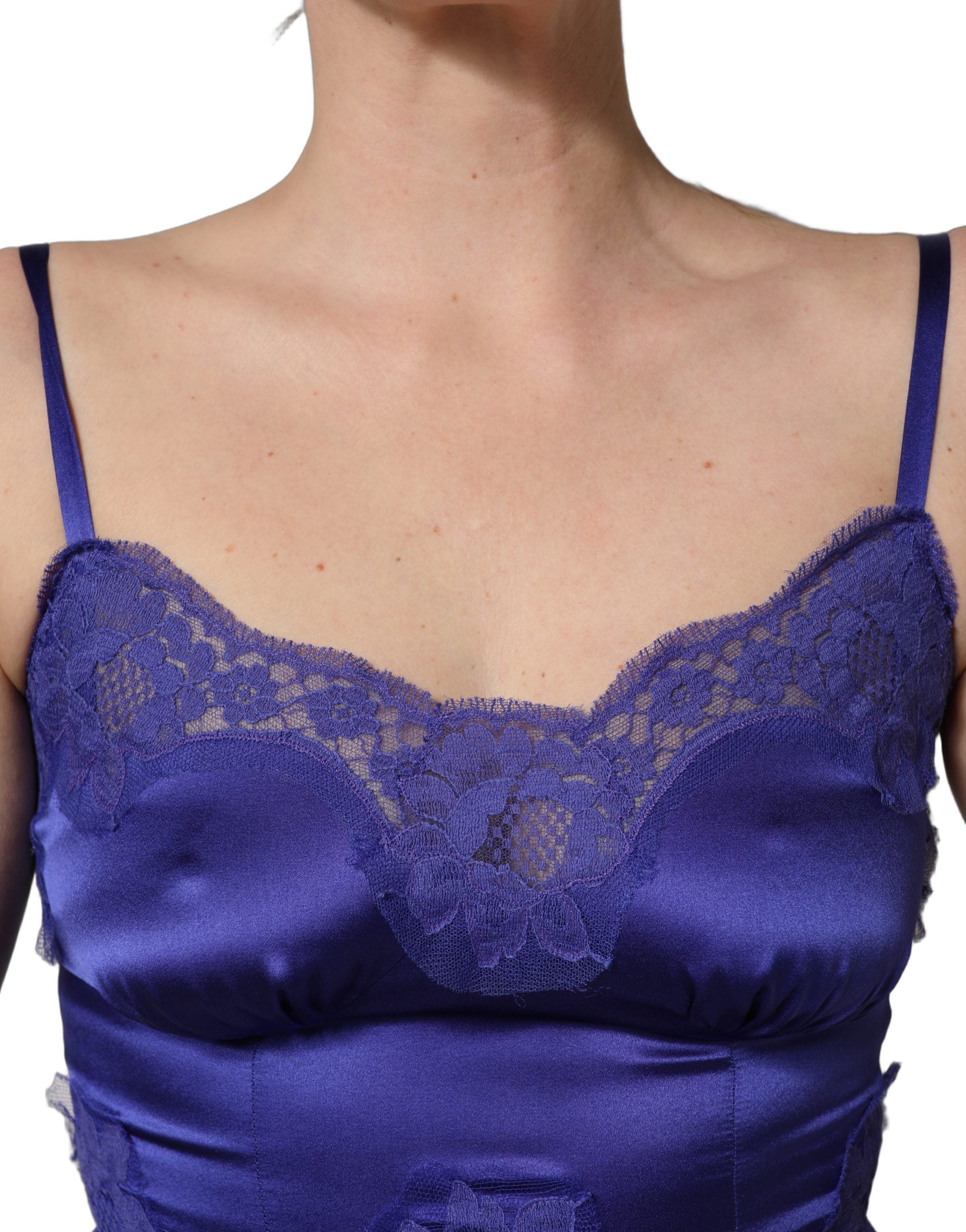 Robe longue sans manches Dolce & Gabbana en dentelle bleue avec jupe en forme d'A, détails élégants et finition raffinée.