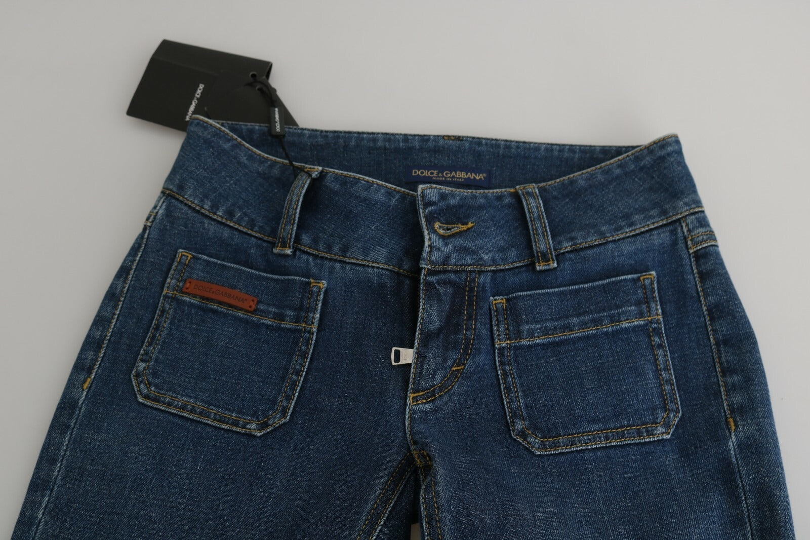 Jeans slim bleu Dolce & Gabbana, coupe droite, taille moyenne, denim léger, visible sur le mannequin.