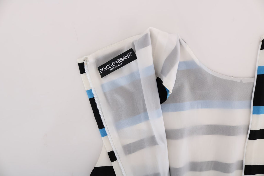 Robe Dolce & Gabbana en soie bleue et blanche à rayures, coupe droite, style élégant et chic.