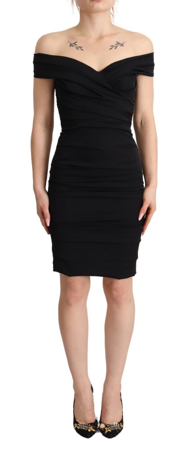 Robe noire en soie Dolce & Gabbana style bodycon, coupe droite, avec épaules dénudées, pour une silhouette élégante et sophistiquée.