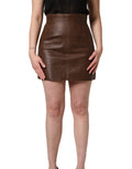 Jupe courte en cuir marron à taille haute de Dolce & Gabbana, coupe moulante et élégante, détail visible sur l'image.