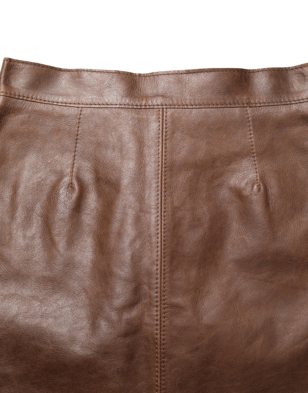Jupe courte en cuir marron à taille haute de Dolce & Gabbana, style bodycon, ajustée et élégante, vue de face.