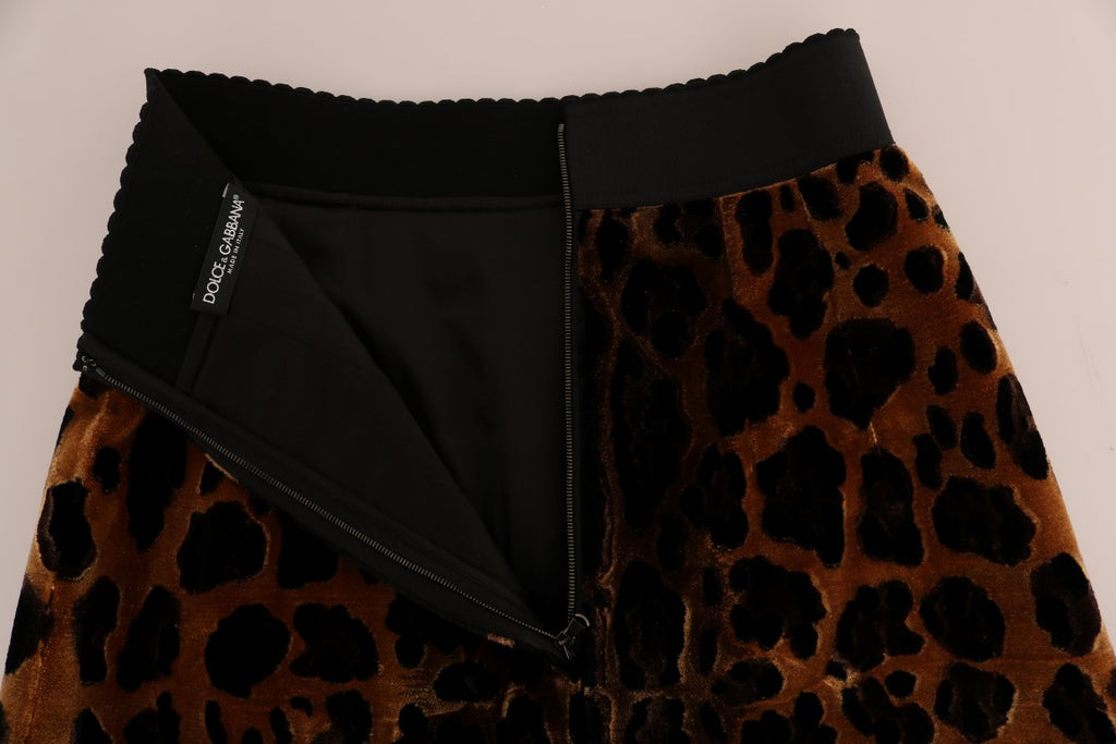 Jupe en soie marron à imprimé léopard Dolce & Gabbana, coupe évasée A-line, avec motif animalier élégant.