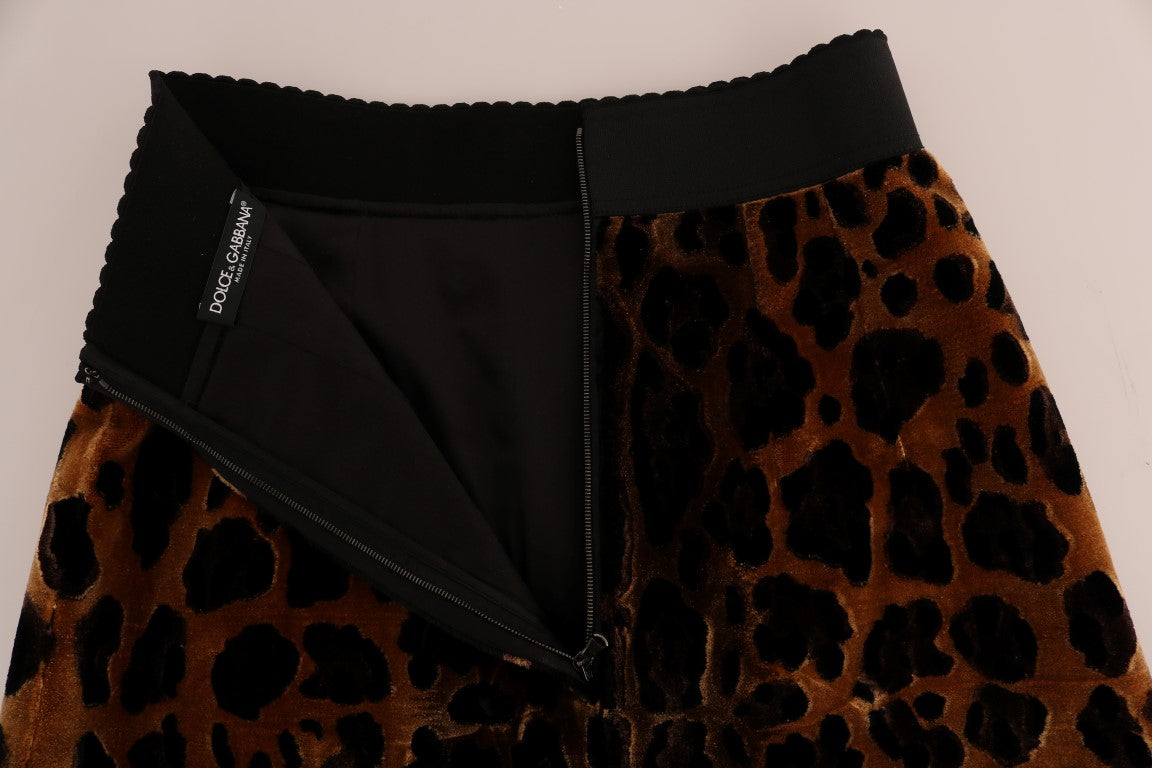 Jupe en soie marron à imprimé léopard Dolce & Gabbana, coupe évasée A-line, avec motif animalier élégant.