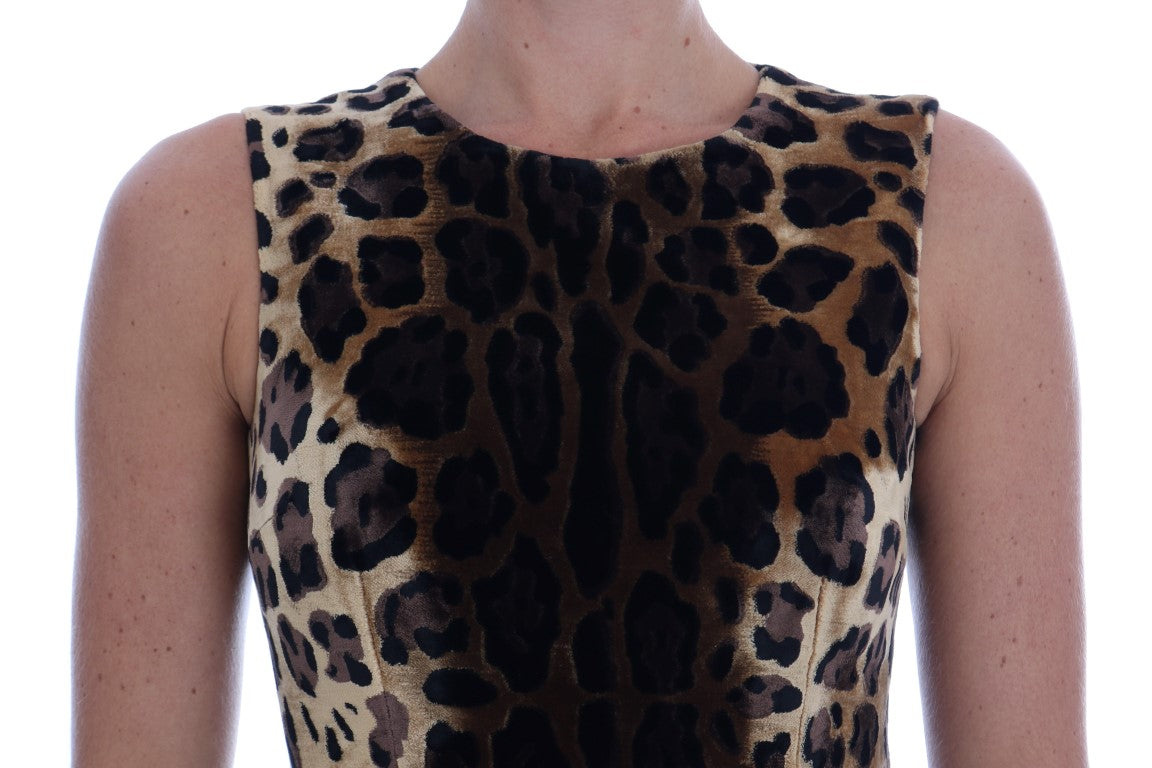 Robe en soie marron à imprimé léopard de Dolce & Gabbana, coupe ajustée, élégante et sophistiquée.