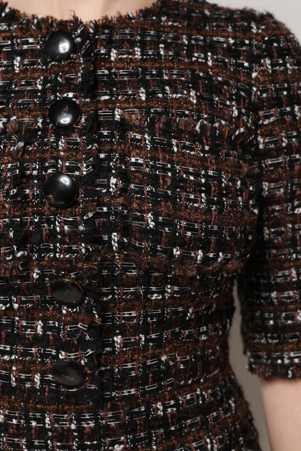 Robe courte en tweed marron Dolce & Gabbana à manches courtes et coupe en A pour un style élégant et sophistiqué.