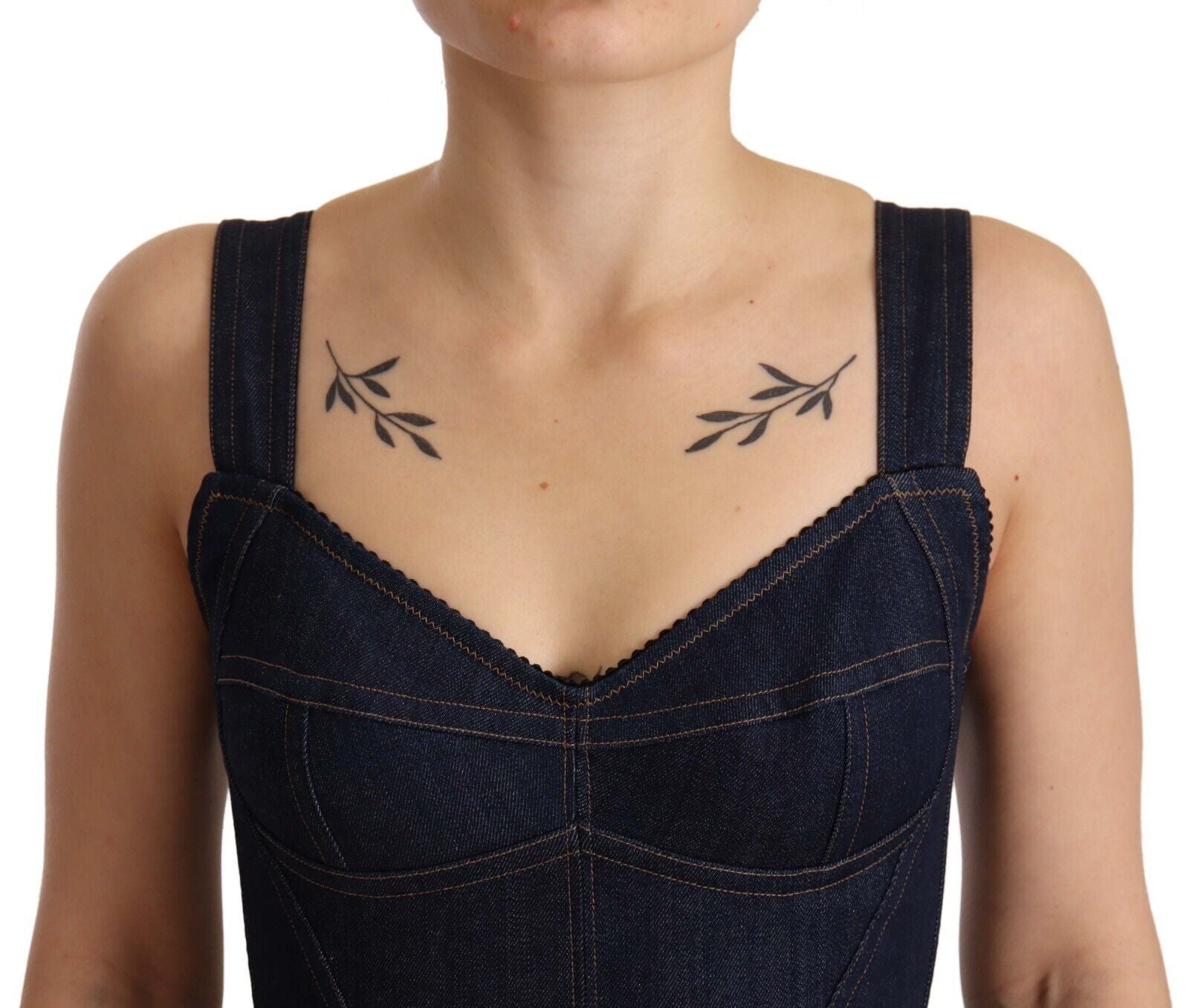 Robe midi en denim coton bleu foncé de Dolce & Gabbana, style ajusté et élégant pour femme, vue de face.