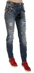Pantalon en denim Dolce & Gabbana avec boutons ornés déchirés et embellis, style décontracté et chic.