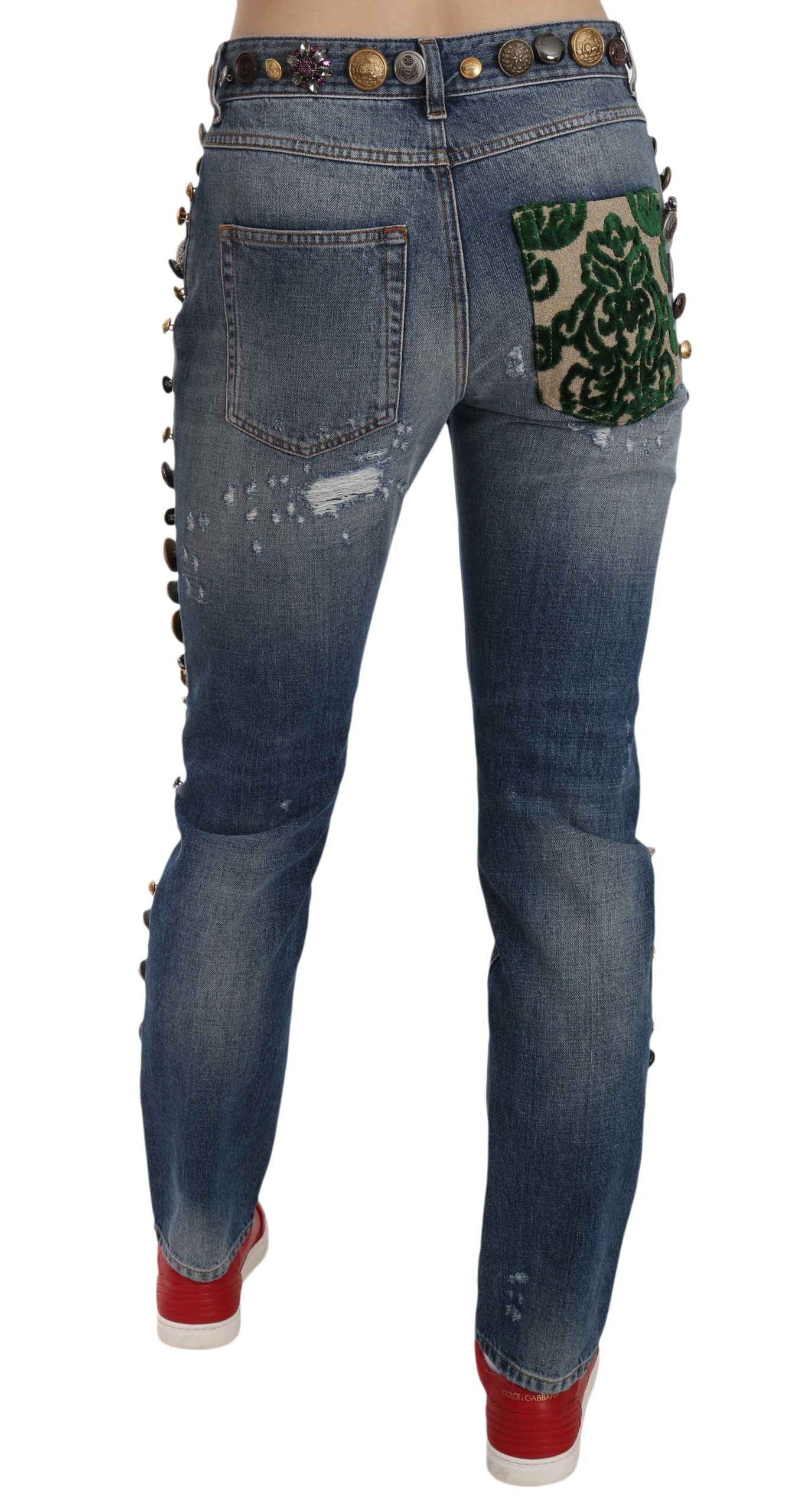 Pantalon en denim Dolce & Gabbana avec boutons ornés usés et embellis, style décontracté et détails tendance.