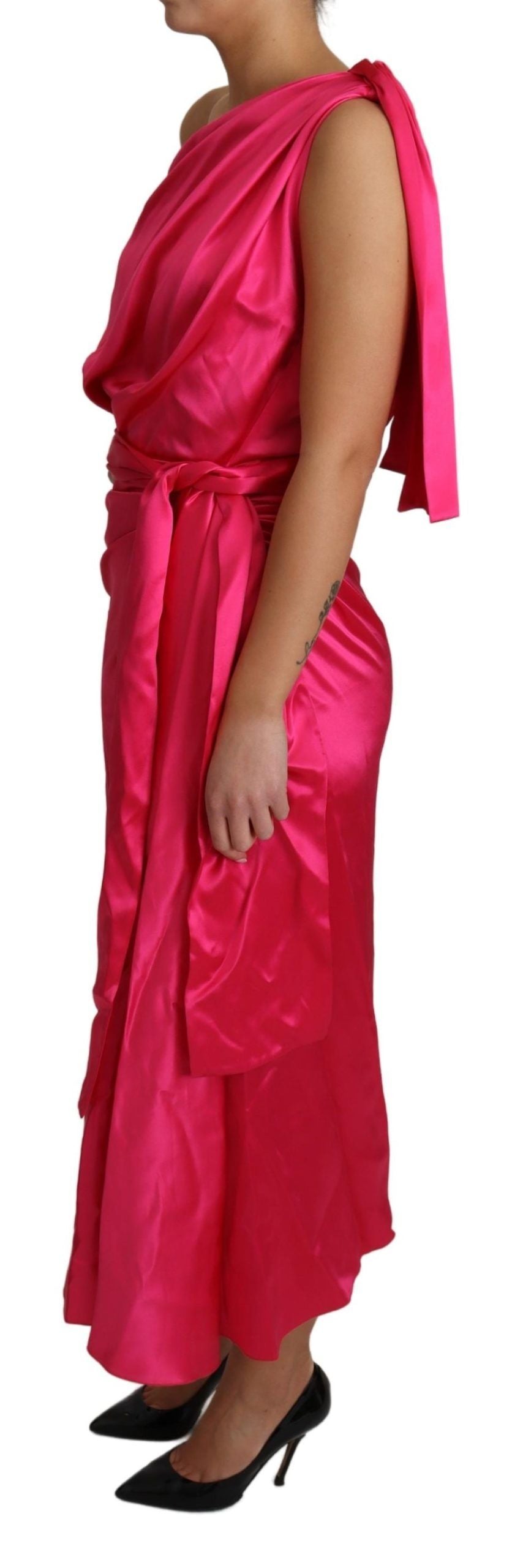 Robe Dolce & Gabbana rose, moulante, fendue, une épaule, robe midi élégante, style sophistiqué.