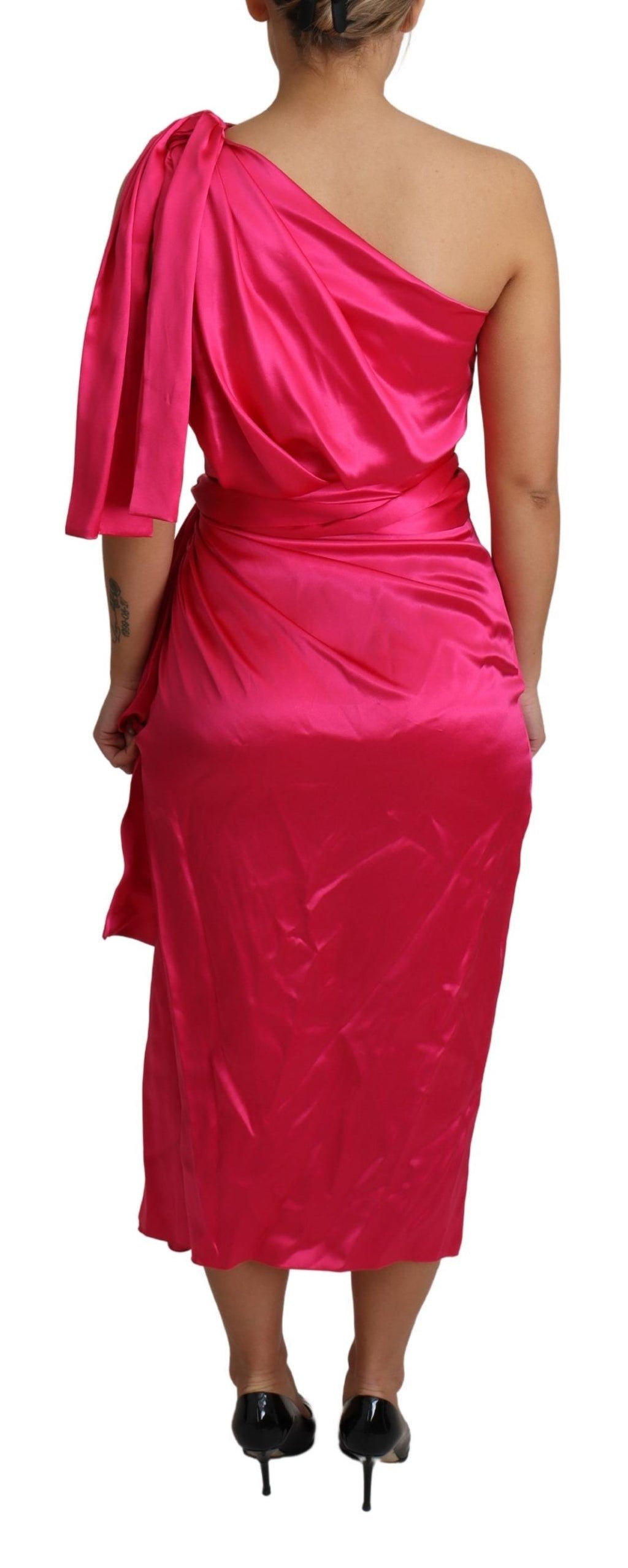 Robe rose Dolce & Gabbana ajustée, moulante, une-épaule, midi, style élégant et sophistiqué.