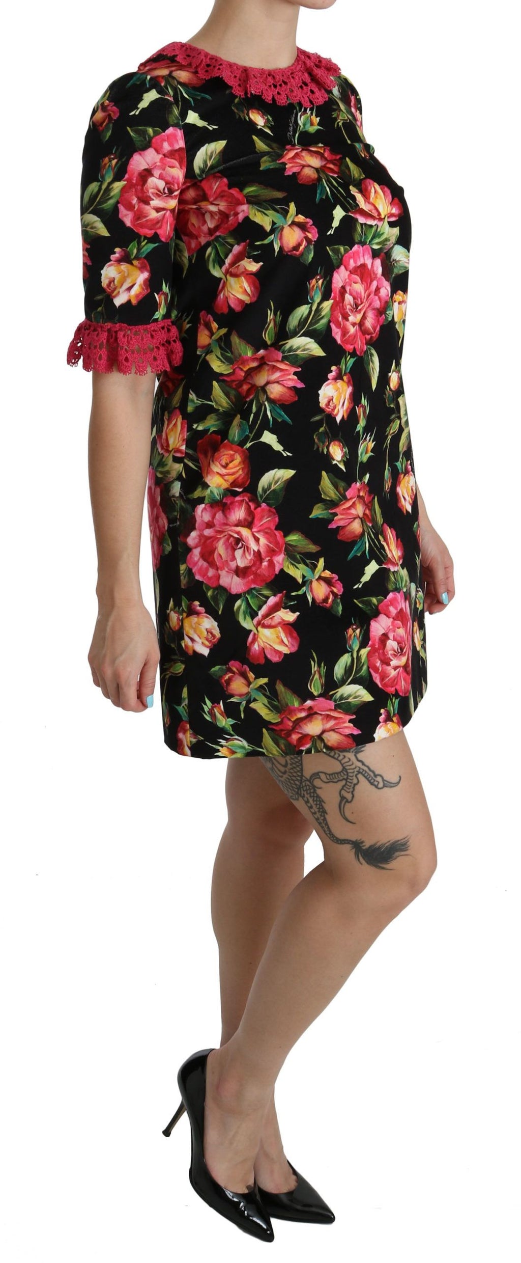 Robe courte à coupe droite en dentelle rose avec motifs floraux, marque Dolce & Gabbana, style élégant et féminin.