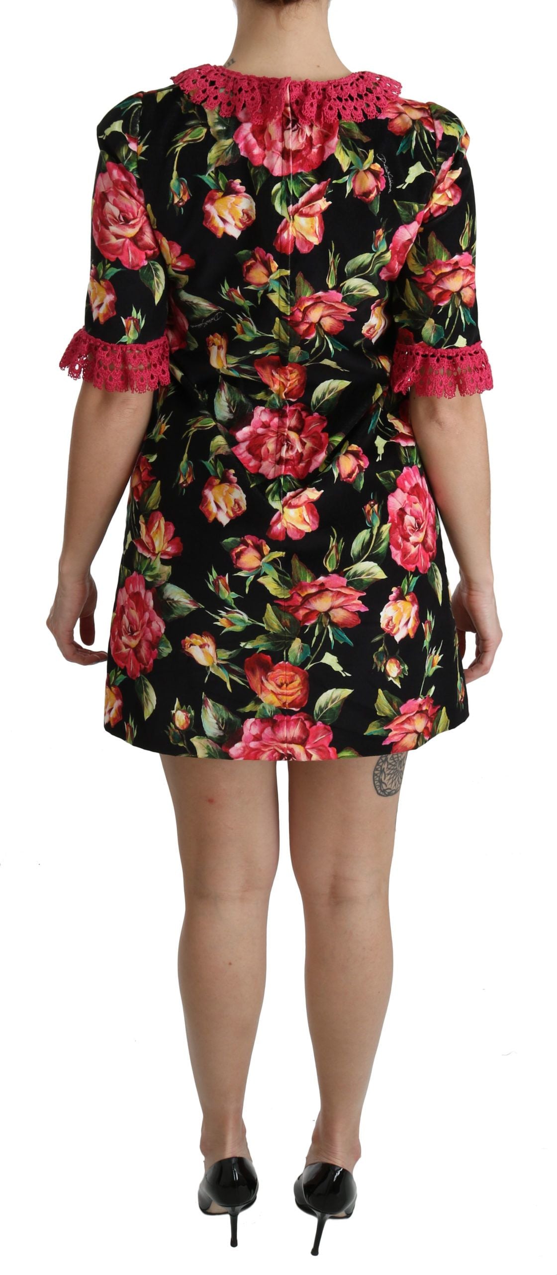 Robe courte Dolce & Gabbana en dentelle florale rose, coupe évasée A-line, style robe de jour élégante.