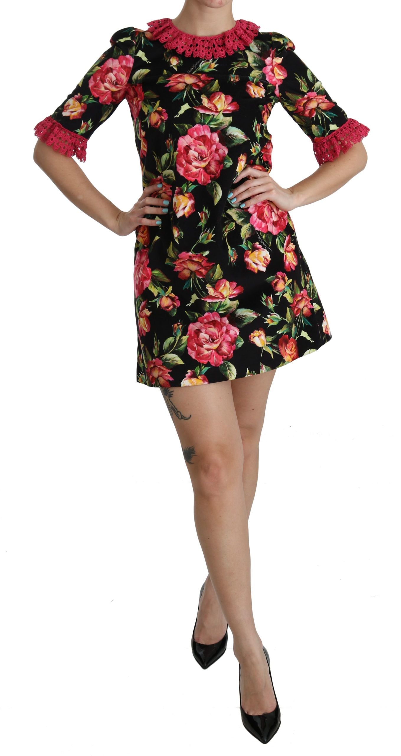 Robe mini Dolce & Gabbana en dentelle rose à motifs floraux, coupe évasée et style élégant, vue de face.