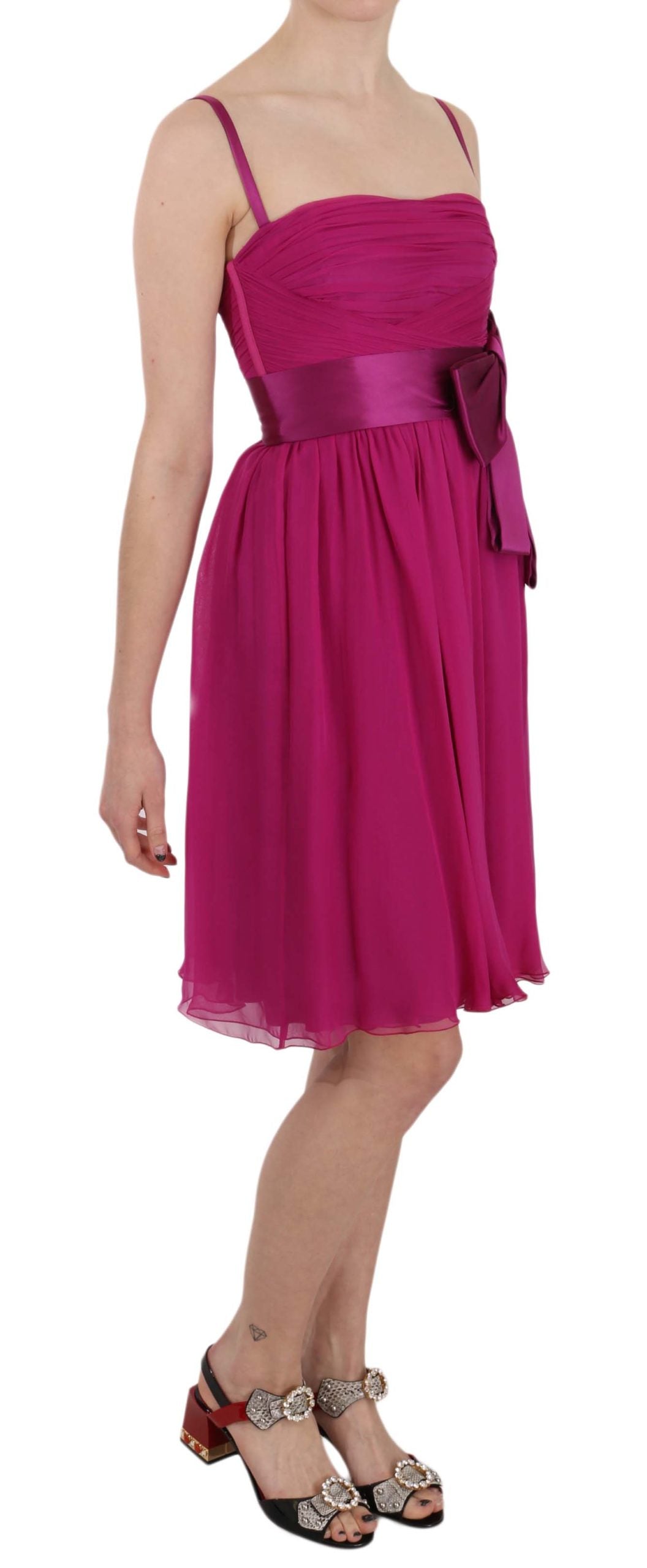 Robe sans manches en soie rose fuchsia avec nœud Dolce & Gabbana, élégante et sophistiquée, vue sur le devant.